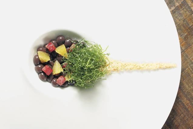 Feijoada desconstruida: esferas de caldo de feijão Feijoada desconstruida: esferas de caldo de feijão