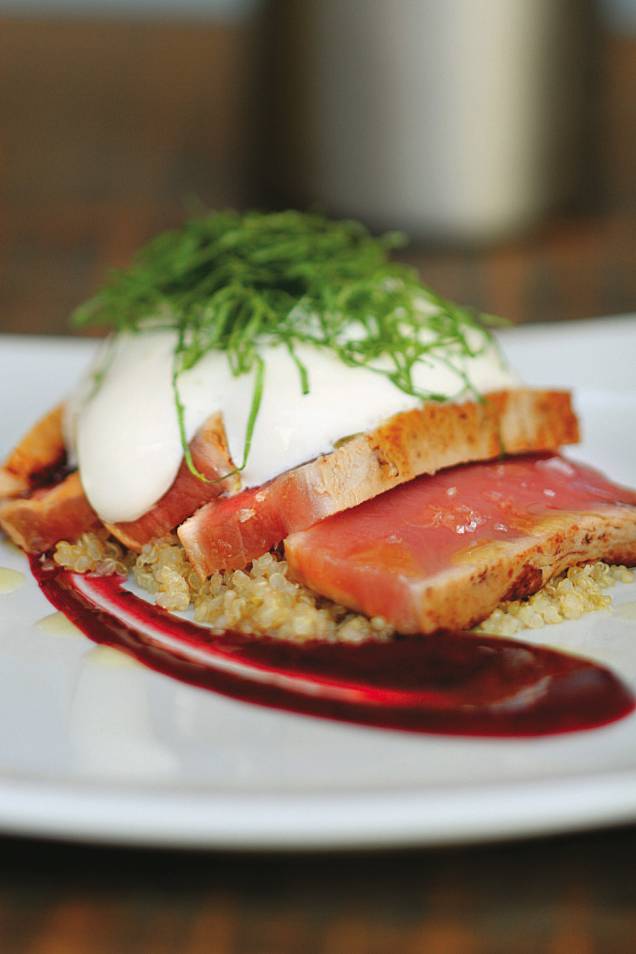 Atum: com quinoa, chutney de amora e espuma de gengibre e shissô Atum: com quinoa, chutney de amora e espuma de gengibre e shissô