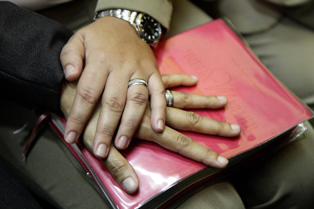 Primeiro culto de igreja gay é animado e dura 2h30