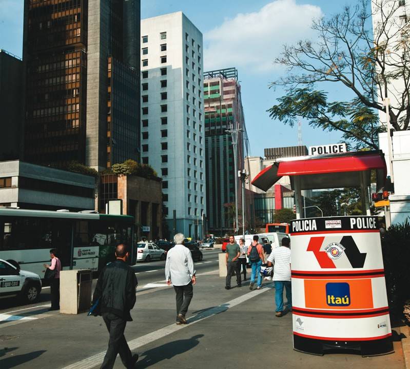 Roubos Avenida Paulista 2228 - cabine da PM
