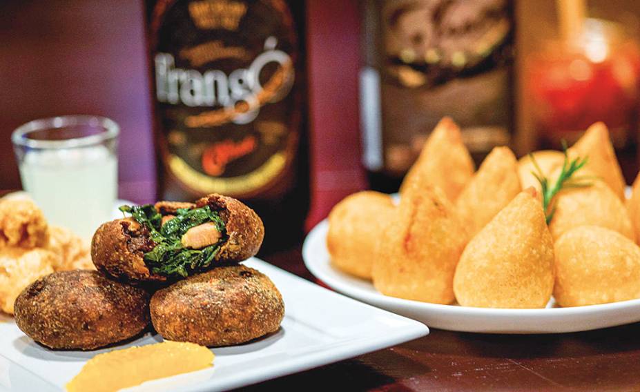 Bolinhos de feijoada, coxinhas e chope do FrangÓ