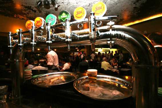 Bares criam promoções e serviços para atrair os clientes