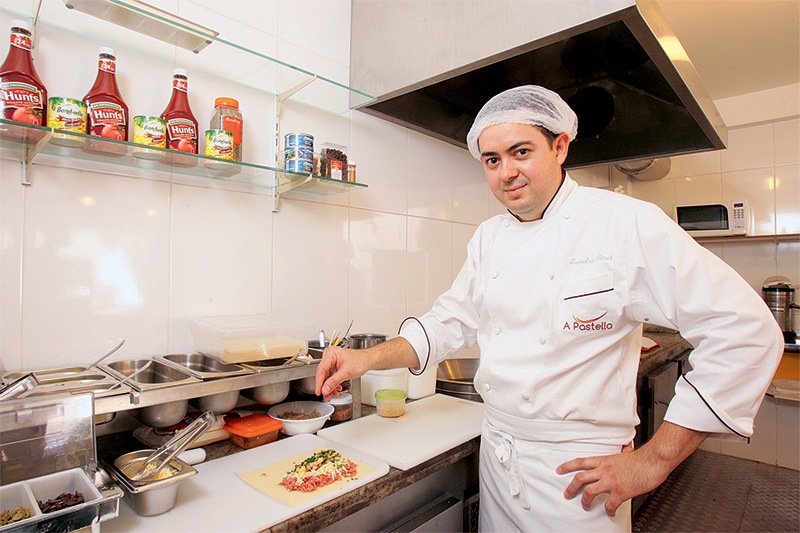 Pastel gourmet leva calabresa, escarola e mussarela