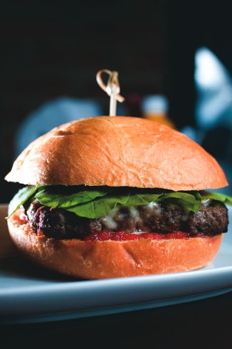 Santo Hambúrguer supera a pinta de lanchonete de bairro