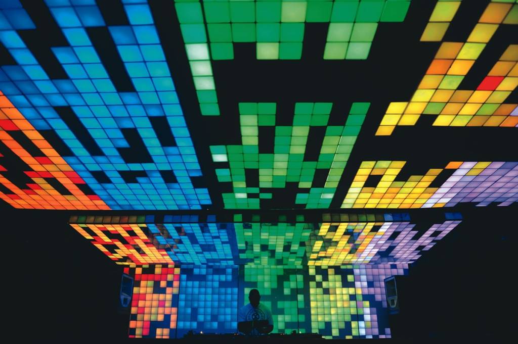 Efeitos de iluminação se tornam atração nas casas noturnas paulistanas