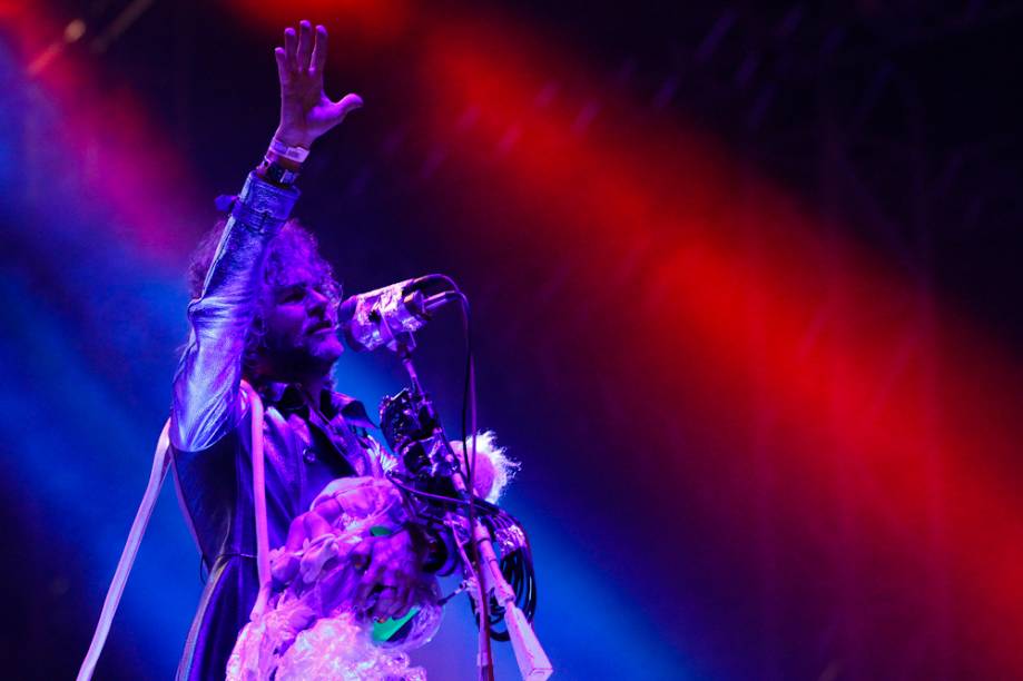 Flaming Lips: o vocalista Wayne Coyne ninando um bebê de plástico