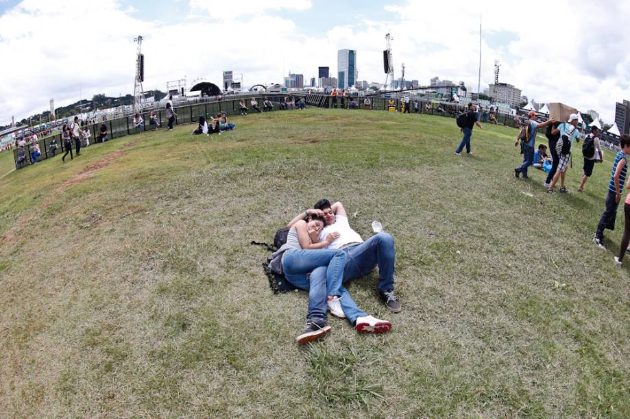 	Casal à espera o início do festival na tarde de sexta (29)