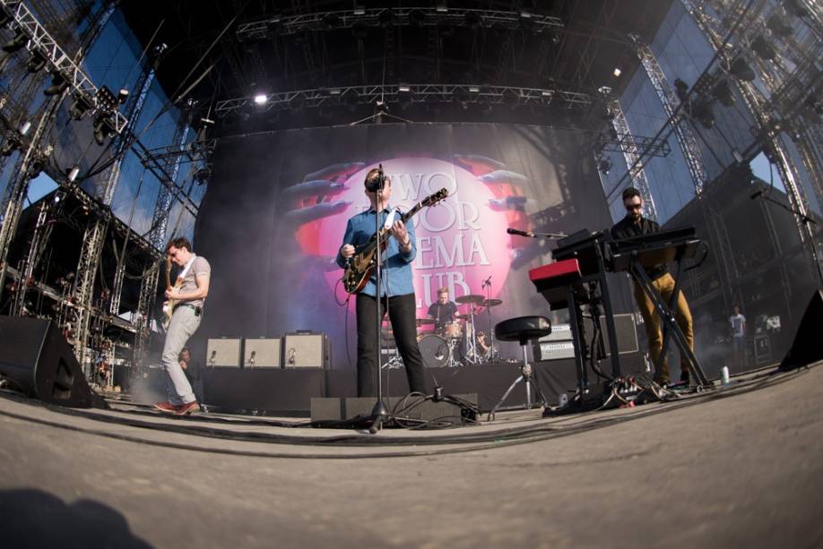 Two Door Cinema Club sobe ao palco Cidade Jardim no 2º dia do Lollapalooza 2013