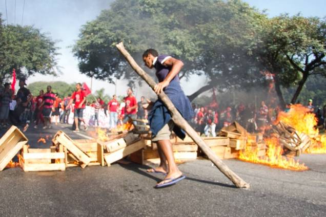 Barricada na Marginal Pinheiros, também na saída da ponte João Dias Barricada na Marginal Pinheiros, também na saída da ponte João Dias