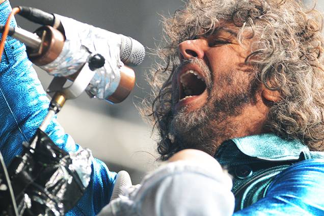 Flaming Lips: o vocalista Wayne Coyne de azul-cintilante Flaming Lips: o vocalista Wayne Coyne de azul-cintilante