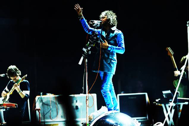 Flaming Lips: o vocalista Wayne Coyne de azul-cintilante Flaming Lips: o vocalista Wayne Coyne de azul-cintilante