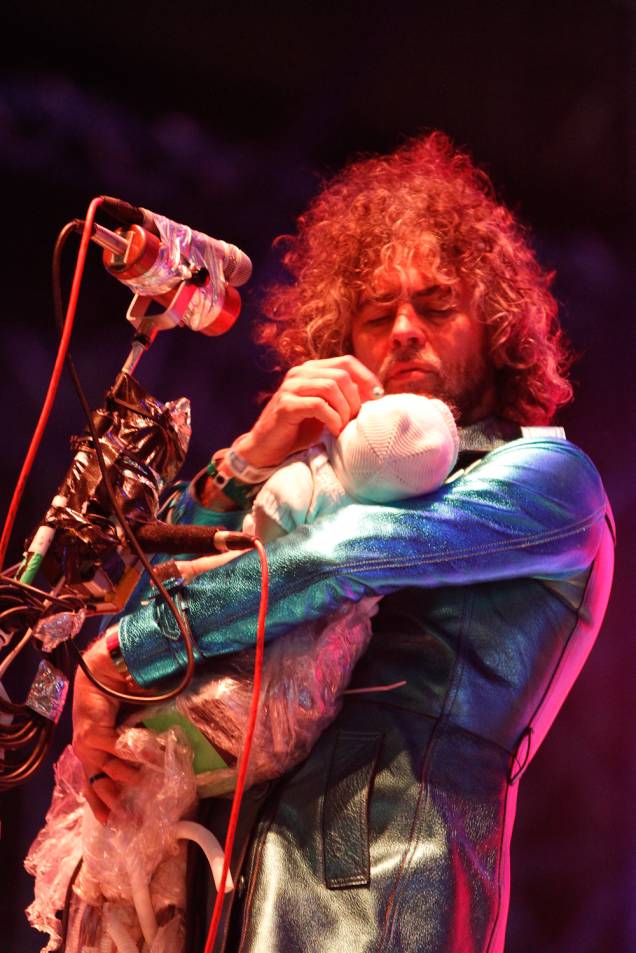 Flaming Lips: Wayne Coyne ninando um bebê de plástico Flaming Lips: Wayne Coyne ninando um bebê de plástico