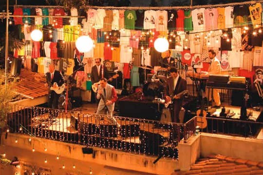 Arnaldo Antunes comemora 50 anos com CD e DVD gravados em seu quintal