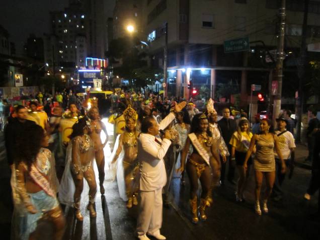 Candinho, ao centro, de branco, anima o público entre musas e princesas da Banda Candinho, ao centro, de branco, anima o público entre musas e princesas da Banda
