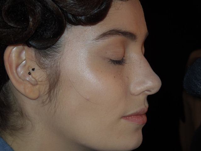 Pele: natural, mas com leve brilho, ela foi preparada com a base Studio Sculpt Foundation, seguida do corretivo Select Cover Up e pó Prep+Prime Transparent Finishing