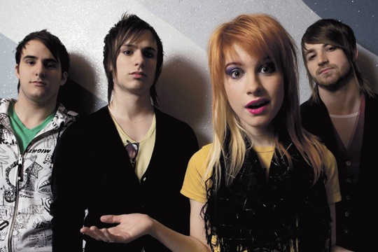 Do laranja ao vermelho: cabelo da vocalista Hayley Williams inspira fãs da banda