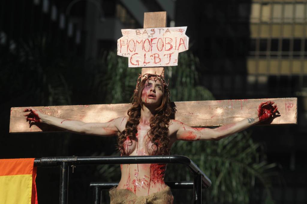 Justiça nega indenização a transexual ‘crucificada’ na Parada Gay
