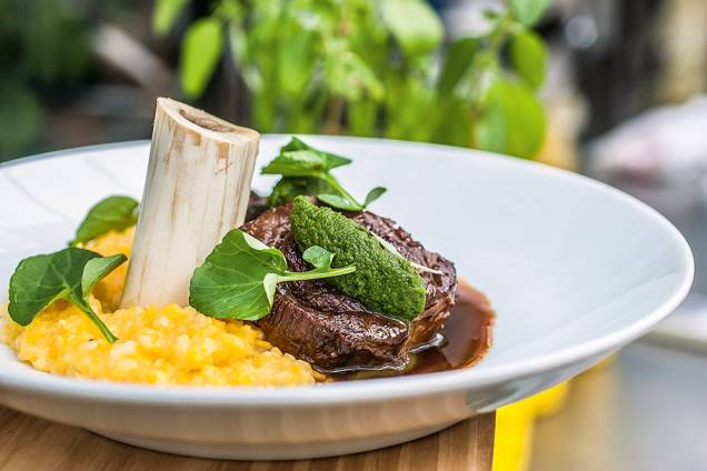Um dos pratos do cardápio rotativo do Petí Gastronomia: músculo, tutano e quirela Um dos pratos do cardápio rotativo do Petí Gastronomia: músculo, tutano e quirela