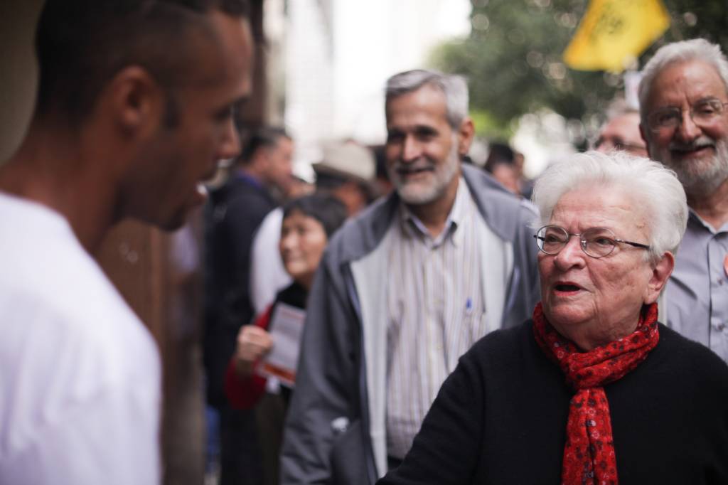 “Se for me acompanhar na rua, vá com sapato baixo”, diz Erundina