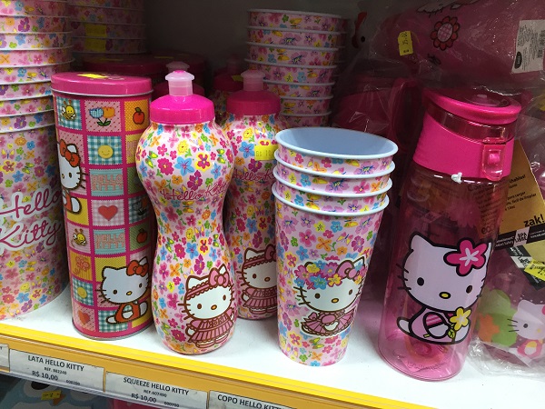 Garrafas e copos da Hello Kitty (de 10 a 38 reais) Garrafas e copos da Hello Kitty (de 10 a 38 reais)