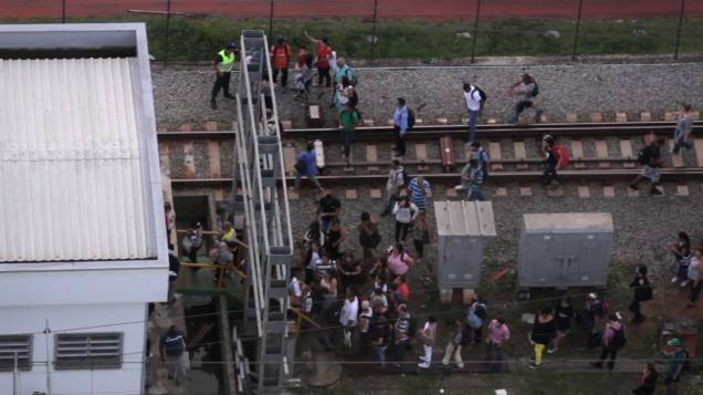 Passageiros caminham pela linha da CPTM próximo à estação Pinheiros Passageiros caminham pela linha da CPTM próximo à estação Pinheiros