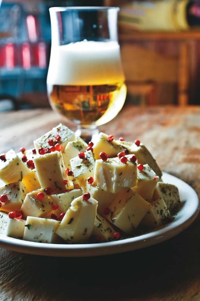 Empório Sagarana alia petiscos mineiros com cervejas