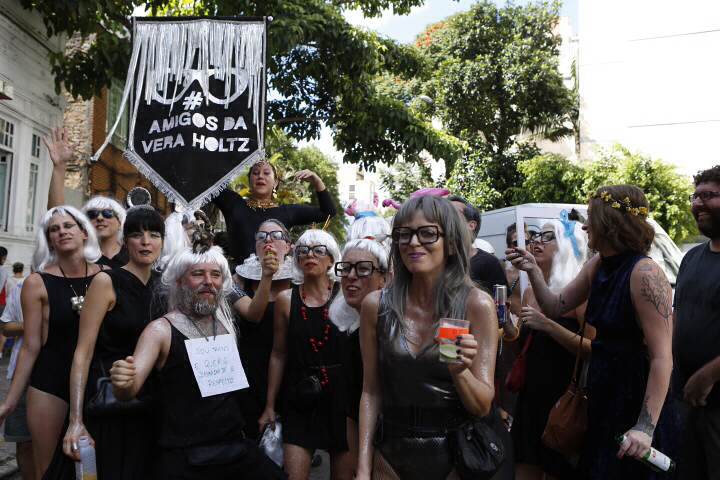 Grupo faz divertida homenagem a atriz Vera Holtz na Charanga do França 