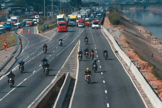 Prefeitura restringe circulação de caminhões para melhorar trânsito