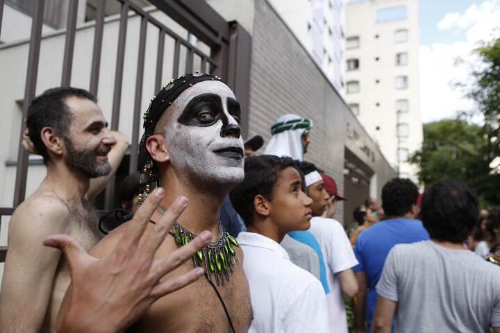 Foliões aproveitam o bloco da Charanga do França