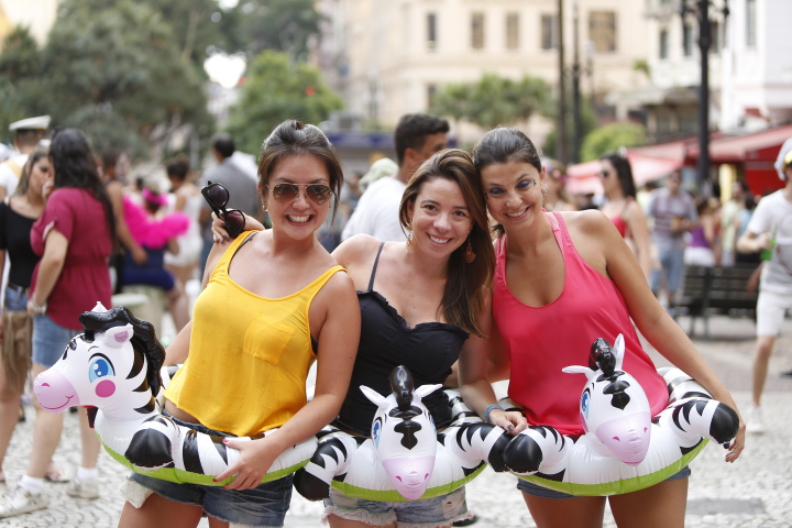 Trio usa fantasia inflável em bloco Domingo Ela Não Vai