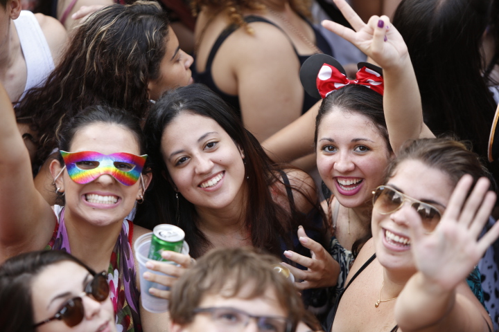 Meninas no bloco Domingo Ela Não Vai, na Praça do Patriarca