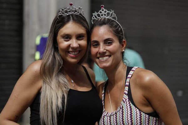 Jovens acompanham o bloco Domingo Ela Não Vai