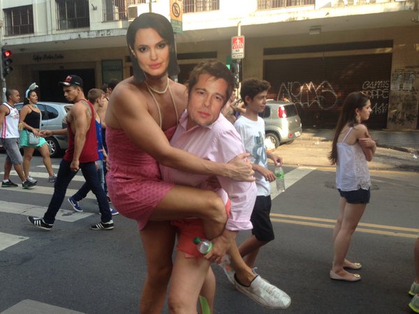 Angelina & Brad também curtem o Carnaval do bloco Desmanche, na Rua Augusta