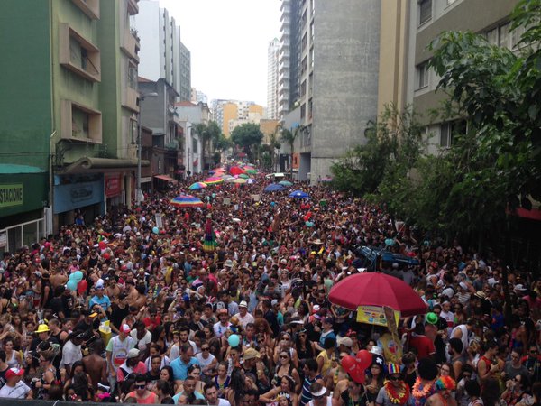 Bloco do Desmanche arrasta multidão na Rua Augusta 