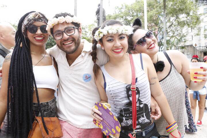 No Largo do Arouche, o bloco Minhoqueens reuniu foliões de todas as idades