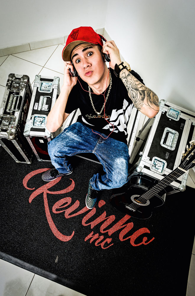 Escola de funkeiros: empresas se especializam em formar sucessos