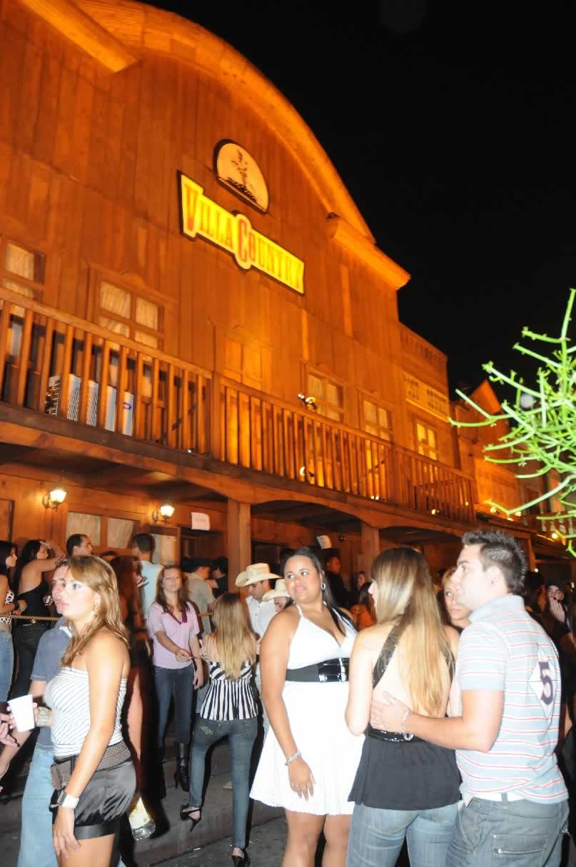 Baladas sofrem com superlotação, filas e falta de infraestrutura