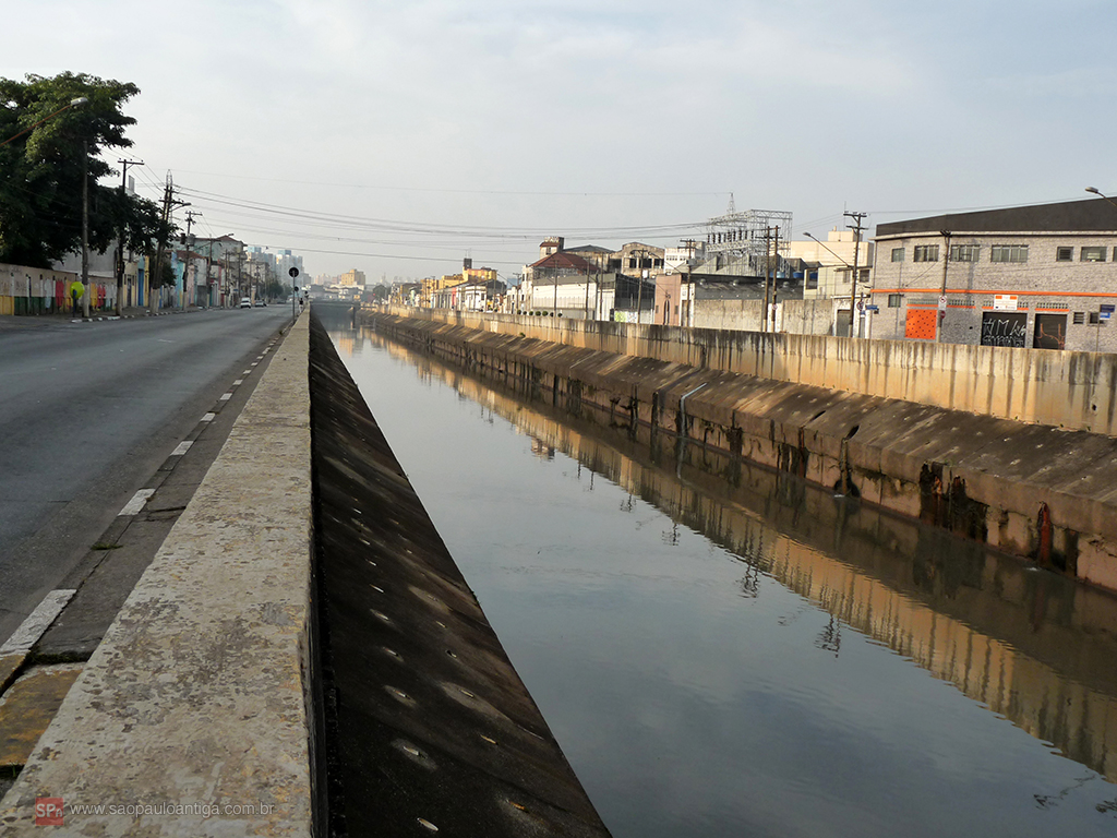 Motociclista morre após cair dentro do Rio Tamanduateí, na Zona Leste