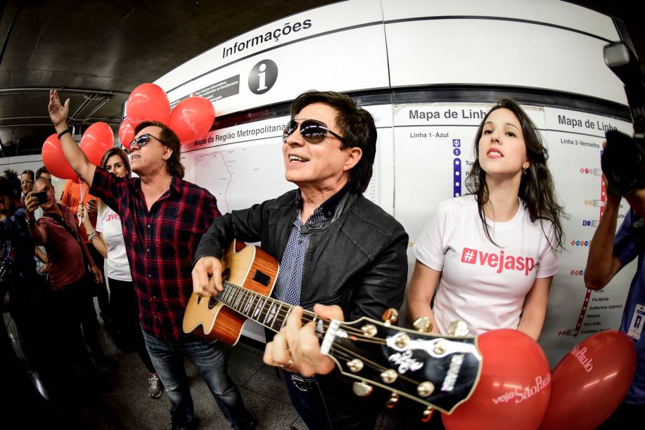 Chitãozinho e Xororó cantaram Evidências, levando os fãs à loucura na estação Sé