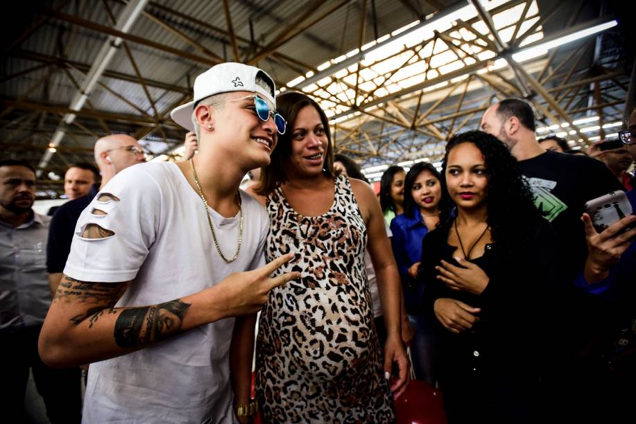 MC Gui deu uma palhinha de seu sucesso Sonhar na estação Tatuapé