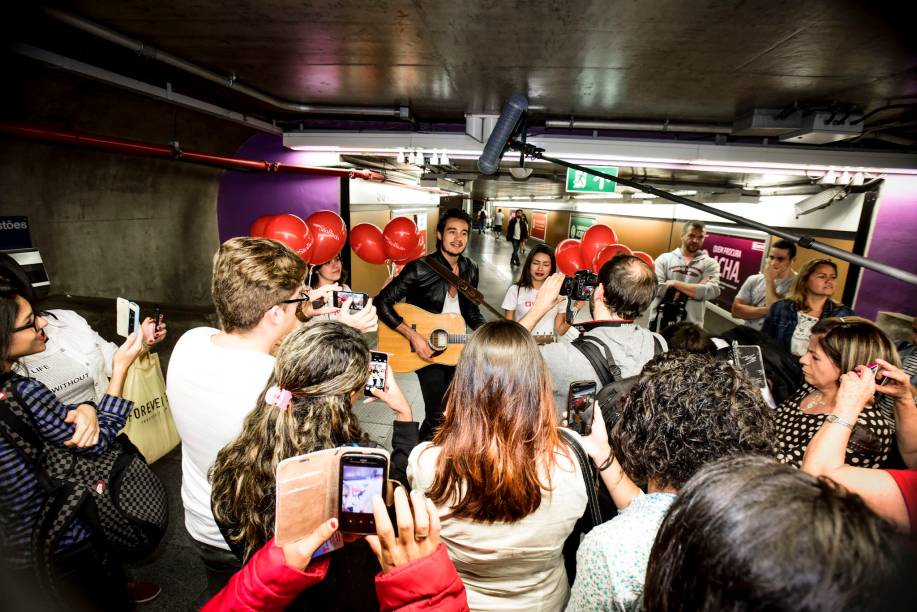 O ídolo teen cantou e tocou na estação Paraíso