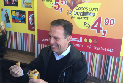 João Doria comendo coxinha