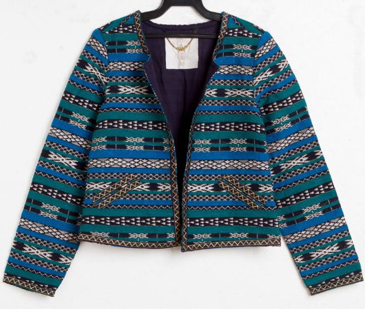 	Casaqueto motivo étnico. R$ 199,00.