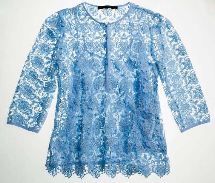 	Blusa de renda com botões. R$ 199,00.