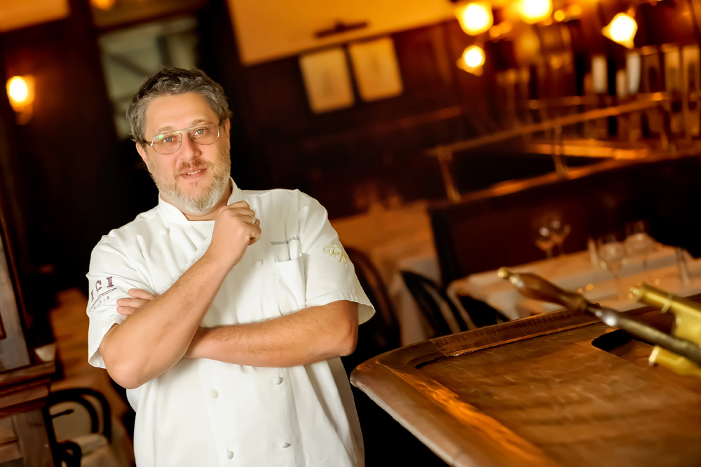 Chef Benny Novak prepara jantar beneficente em sala VIP de cinema