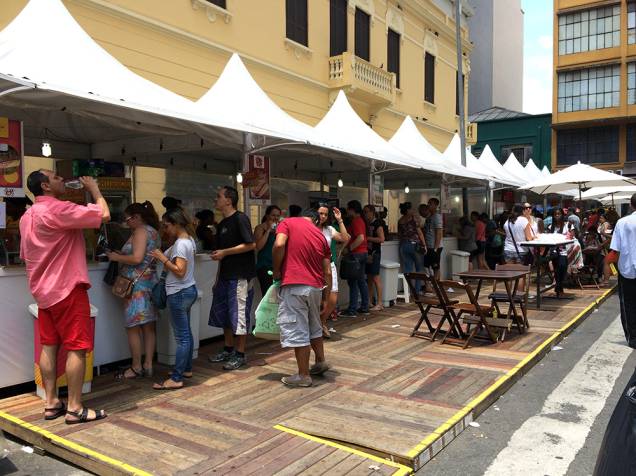 Rua 25 de Março: via ganha barracas temporárias de comidinhas Rua 25 de Março: via ganha barracas temporárias de comidinhas