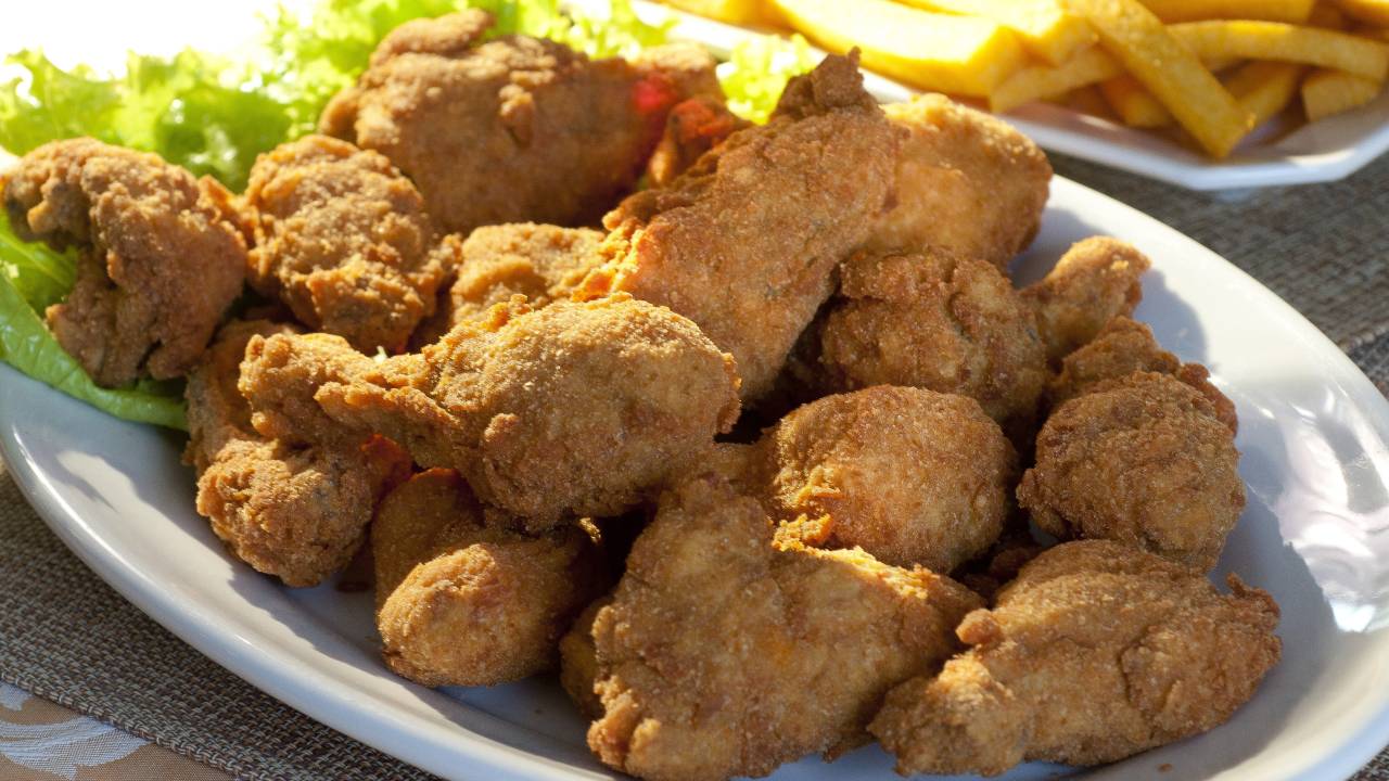 Frango à milanesa com polenta frita, do restaurante São Judas Tadeu