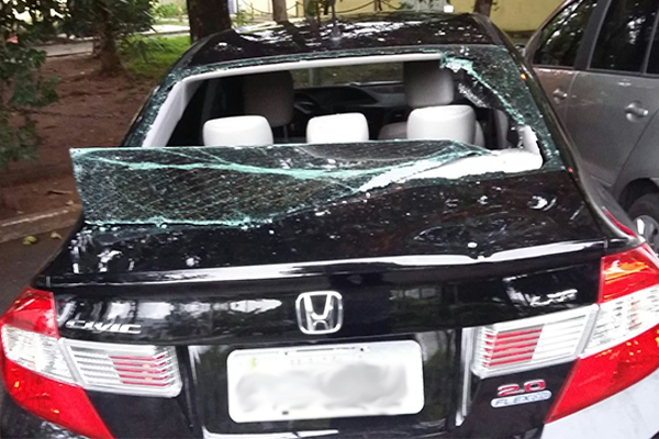 Motorista do Uber tem carro destruído por taxistas