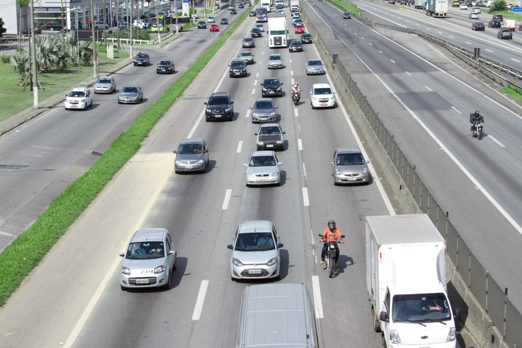 Acidente entre dois caminhões deixa trânsito lento na Dutra