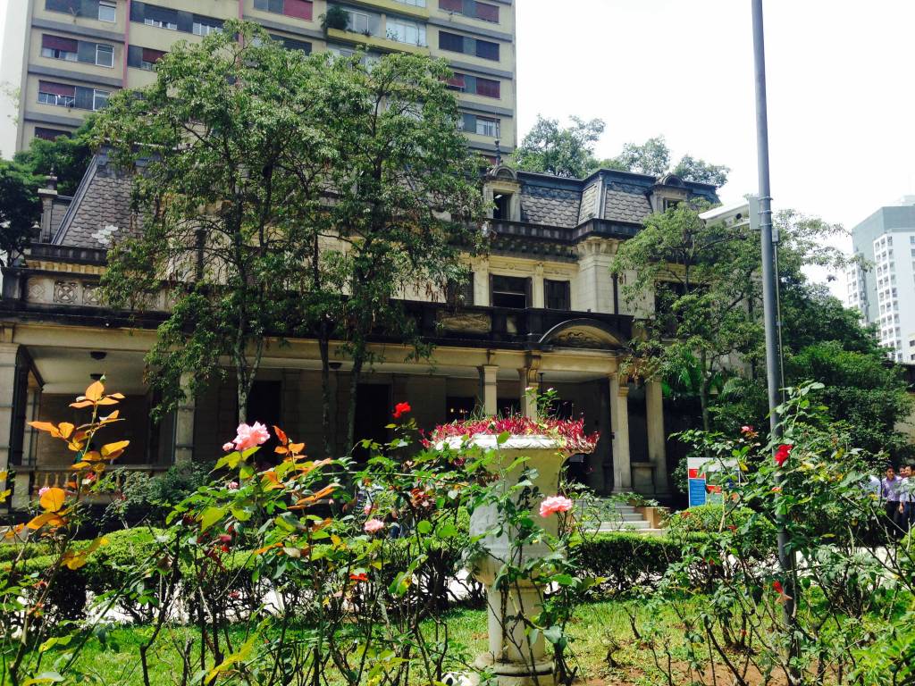 Casa das Rosas abre inscrição para curso de escritores